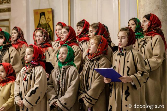 (Foto) Parohia Cristești – Colindători la Reședința Mitropolitană 2024