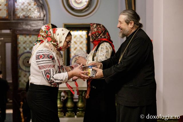(Foto) Parohia Ionășeni – Colindători la Reședința Mitropolitană 2024