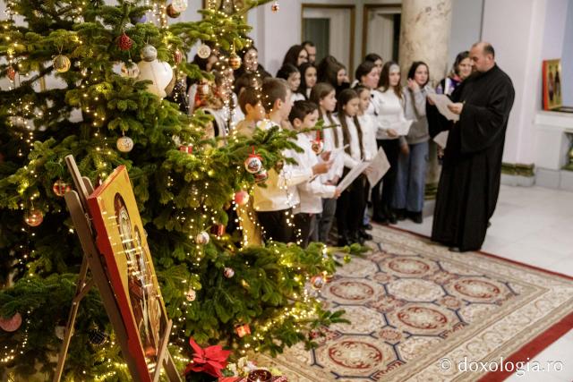 (Foto) Parohia Păușești – Colindători la Reședința Mitropolitană 2024
