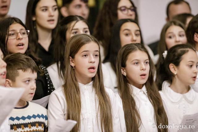 (Foto) Parohia Păușești – Colindători la Reședința Mitropolitană 2024