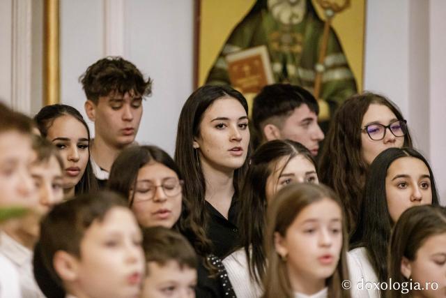 (Foto) Parohia Păușești – Colindători la Reședința Mitropolitană 2024