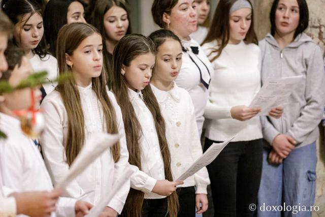 (Foto) Parohia Păușești – Colindători la Reședința Mitropolitană 2024