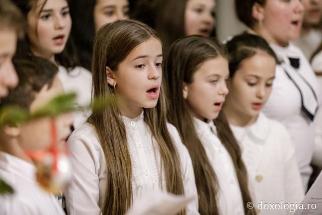 (Foto) Parohia Păușești – Colindători la Reședința Mitropolitană 2024