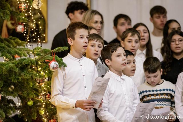 (Foto) Parohia Păușești – Colindători la Reședința Mitropolitană 2024