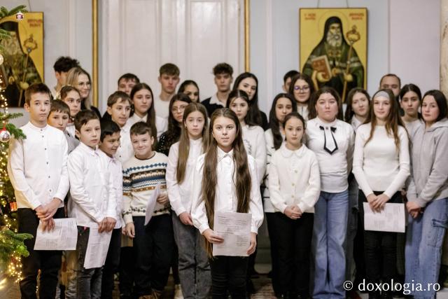(Foto) Parohia Păușești – Colindători la Reședința Mitropolitană 2024