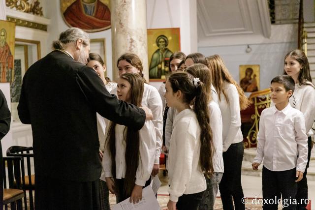 (Foto) Parohia Păușești – Colindători la Reședința Mitropolitană 2024