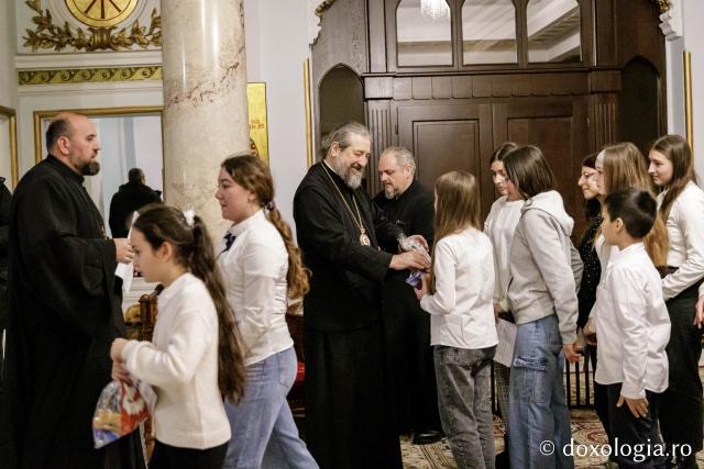 (Foto) Parohia Păușești – Colindători la Reședința Mitropolitană 2024