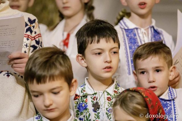 Parohiile Talpalari și Sf. Andrei din Iași – Colindători la Reședința Mitropolitană 2024