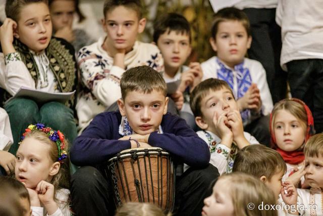 Parohiile Talpalari și Sf. Andrei din Iași – Colindători la Reședința Mitropolitană 2024