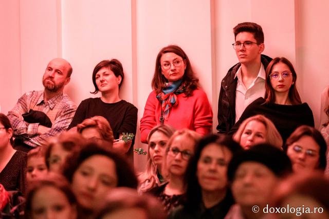 Concertul de colinde al Mitropoliei Moldovei și Bucovinei „Betleemul a deschis Edenul” / foto: Oana Nechifor (Foto) „Betleemul a deschis Edenul”: Peste 1000 de ieșeni au trăit bucuria Nașterii Domnului la Concertul de colinde al Mitropoliei Moldovei și Bucovinei