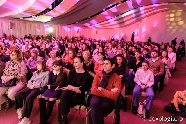 Concertul de colinde al Mitropoliei Moldovei și Bucovinei „Betleemul a deschis Edenul” / foto: Oana Nechifor (Foto) „Betleemul a deschis Edenul”: Peste 1000 de ieșeni au trăit bucuria Nașterii Domnului la Concertul de colinde al Mitropoliei Moldovei și Bucovinei
