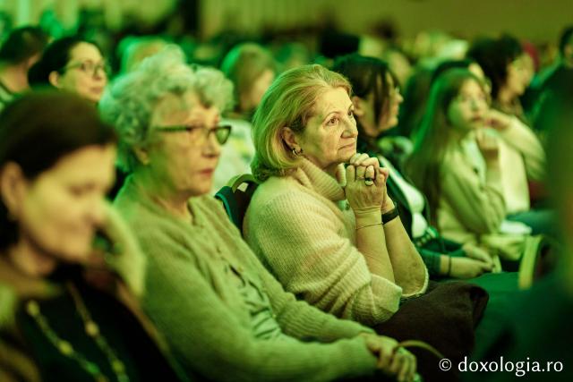 Concertul de colinde al Mitropoliei Moldovei și Bucovinei „Betleemul a deschis Edenul” / foto: Oana Nechifor (Foto) „Betleemul a deschis Edenul”: Peste 1000 de ieșeni au trăit bucuria Nașterii Domnului la Concertul de colinde al Mitropoliei Moldovei și Bucovinei