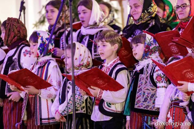Concertul de colinde al Mitropoliei Moldovei și Bucovinei „Betleemul a deschis Edenul” / foto: Oana Nechifor (Foto) „Betleemul a deschis Edenul”: Peste 1000 de ieșeni au trăit bucuria Nașterii Domnului la Concertul de colinde al Mitropoliei Moldovei și Bucovinei
