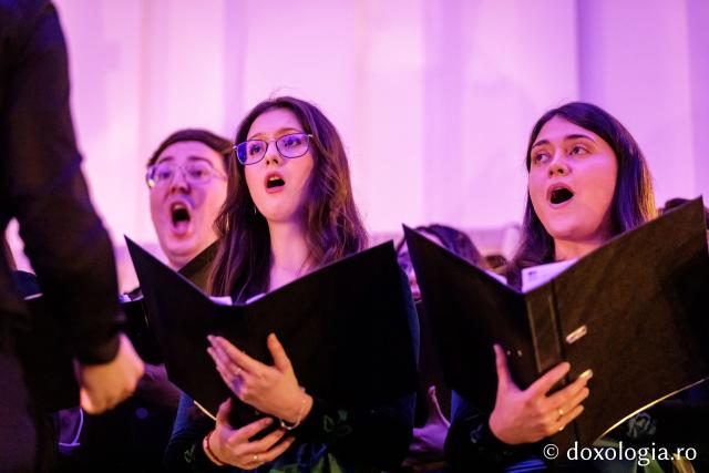 Concertul de colinde al Mitropoliei Moldovei și Bucovinei „Betleemul a deschis Edenul” / foto: Oana Nechifor (Foto) „Betleemul a deschis Edenul”: Peste 1000 de ieșeni au trăit bucuria Nașterii Domnului la Concertul de colinde al Mitropoliei Moldovei și Bucovinei
