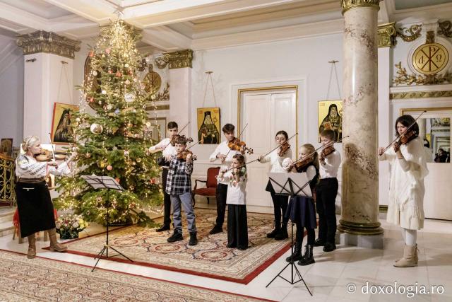 (Foto) Colegiul „Octav Băncilă” din Iași – Colindători la Reședința Mitropolitană 2024