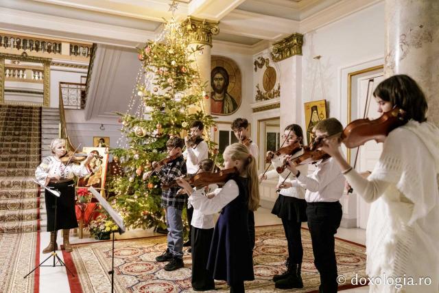 (Foto) Colegiul „Octav Băncilă” din Iași – Colindători la Reședința Mitropolitană 2024