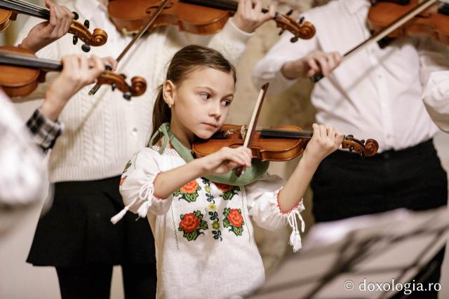 (Foto) Colegiul „Octav Băncilă” din Iași – Colindători la Reședința Mitropolitană 2024