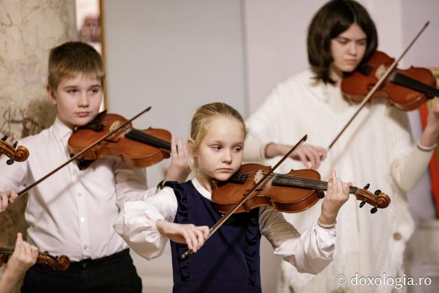(Foto) Colegiul „Octav Băncilă” din Iași – Colindători la Reședința Mitropolitană 2024
