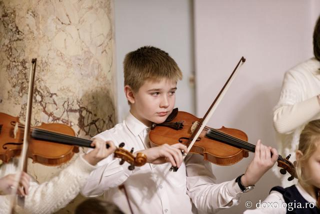 (Foto) Colegiul „Octav Băncilă” din Iași – Colindători la Reședința Mitropolitană 2024