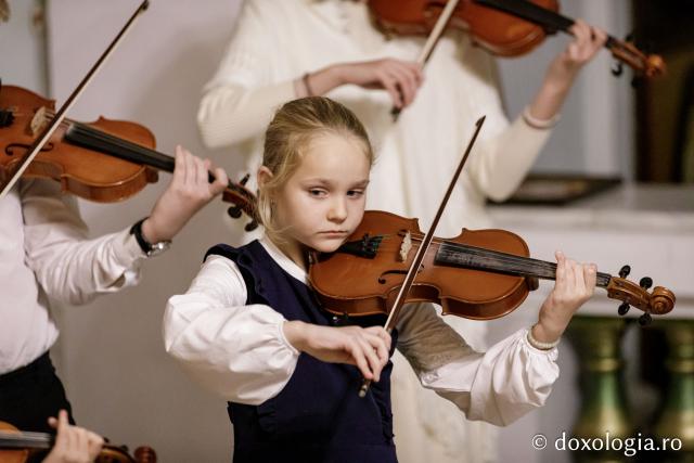 (Foto) Colegiul „Octav Băncilă” din Iași – Colindători la Reședința Mitropolitană 2024