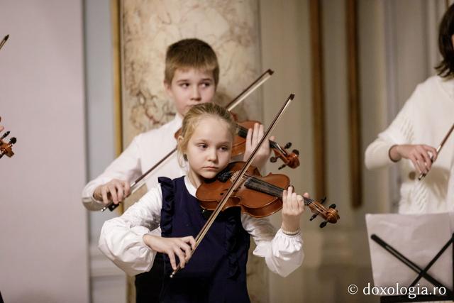 (Foto) Colegiul „Octav Băncilă” din Iași – Colindători la Reședința Mitropolitană 2024