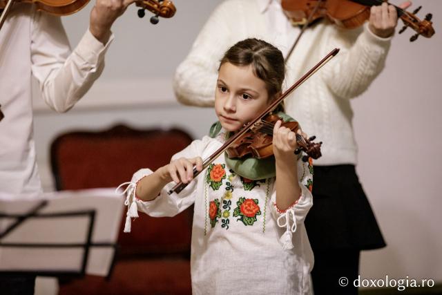 (Foto) Colegiul „Octav Băncilă” din Iași – Colindători la Reședința Mitropolitană 2024