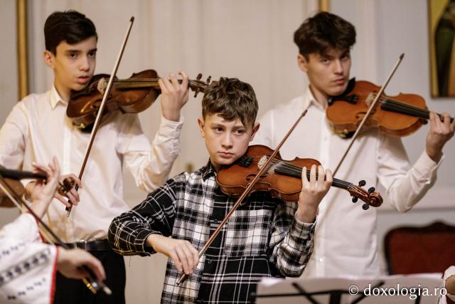(Foto) Colegiul „Octav Băncilă” din Iași – Colindători la Reședința Mitropolitană 2024
