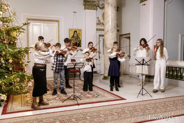 (Foto) Colegiul „Octav Băncilă” din Iași – Colindători la Reședința Mitropolitană 2024