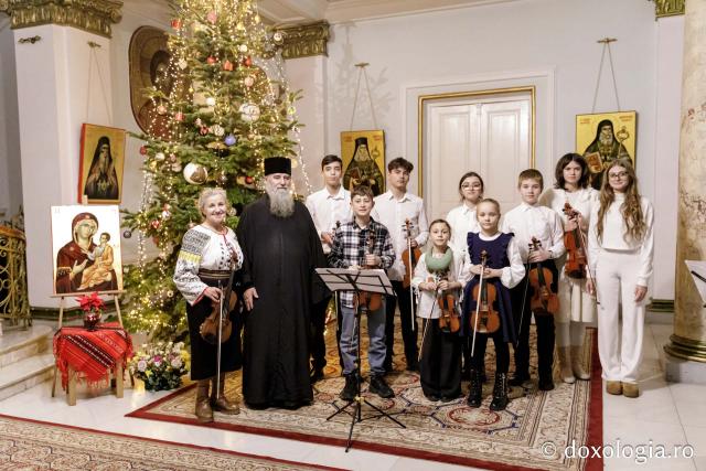 (Foto) Colegiul „Octav Băncilă” din Iași – Colindători la Reședința Mitropolitană 2024