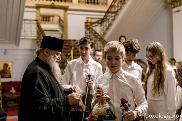 (Foto) Colegiul „Octav Băncilă” din Iași – Colindători la Reședința Mitropolitană 2024