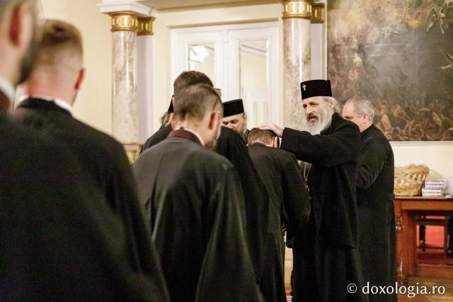 (Foto) Corul cântăreților bisericești „Roman Melodul” din Protopopiatul Săveni – Colindători la Reședința Mitropolitană 2024