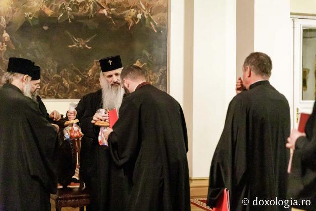 (Foto) Corul cântăreților bisericești „Roman Melodul” din Protopopiatul Săveni – Colindători la Reședința Mitropolitană 2024