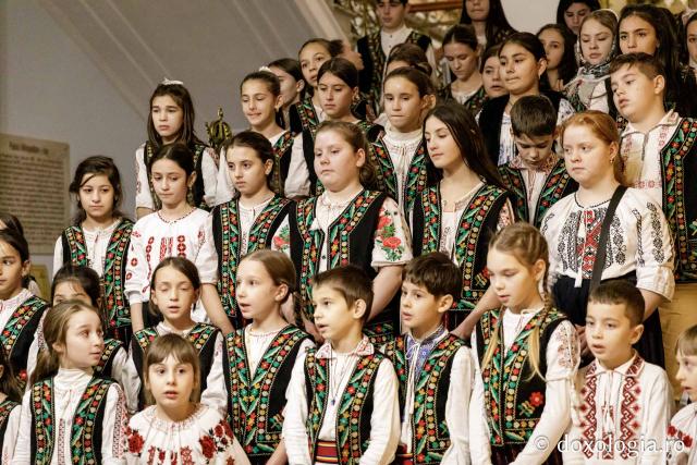 Corul de copii și corul de gospodari din parohia Cozmești – Colindători la Reședința Mitropolitană 2024 (Foto) Corul de copii și corul de gospodari din parohia Cozmești – Colindători la Reședința Mitropolitană 2024