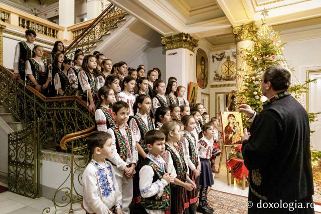 Corul de copii și corul de gospodari din parohia Cozmești – Colindători la Reședința Mitropolitană 2024 (Foto) Corul de copii și corul de gospodari din parohia Cozmești – Colindători la Reședința Mitropolitană 2024