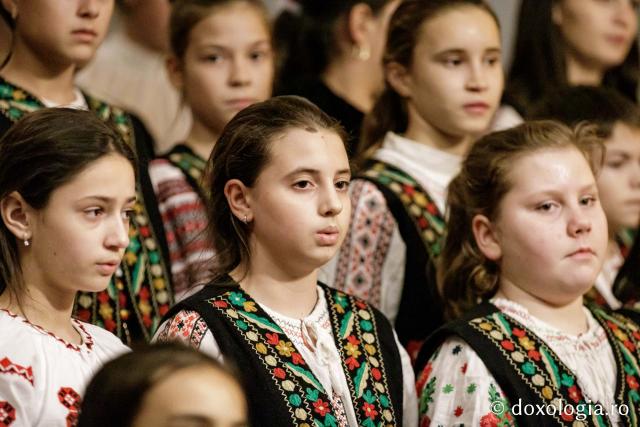 Corul de copii și corul de gospodari din parohia Cozmești – Colindători la Reședința Mitropolitană 2024 (Foto) Corul de copii și corul de gospodari din parohia Cozmești – Colindători la Reședința Mitropolitană 2024