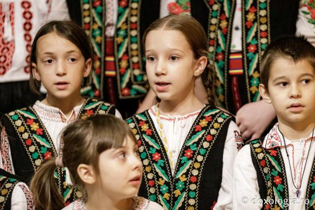 Corul de copii și corul de gospodari din parohia Cozmești – Colindători la Reședința Mitropolitană 2024 (Foto) Corul de copii și corul de gospodari din parohia Cozmești – Colindători la Reședința Mitropolitană 2024