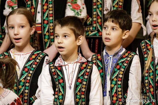Corul de copii și corul de gospodari din parohia Cozmești – Colindători la Reședința Mitropolitană 2024 (Foto) Corul de copii și corul de gospodari din parohia Cozmești – Colindători la Reședința Mitropolitană 2024