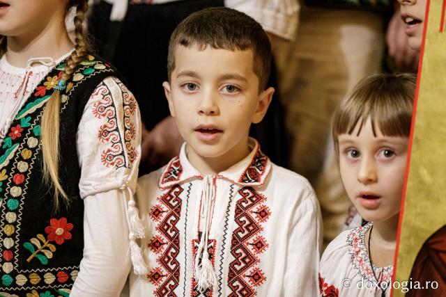 Corul de copii și corul de gospodari din parohia Cozmești – Colindători la Reședința Mitropolitană 2024 (Foto) Corul de copii și corul de gospodari din parohia Cozmești – Colindători la Reședința Mitropolitană 2024