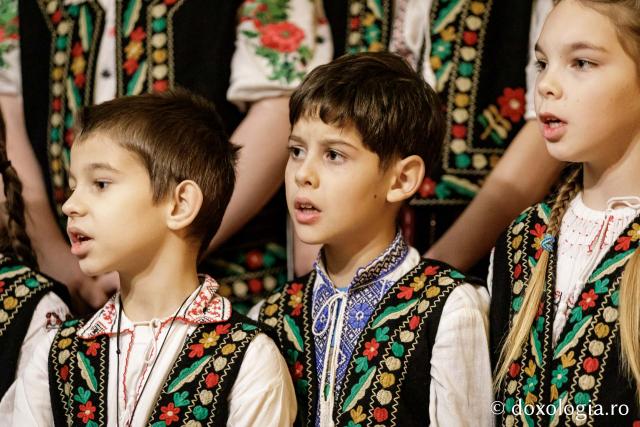Corul de copii și corul de gospodari din parohia Cozmești – Colindători la Reședința Mitropolitană 2024 (Foto) Corul de copii și corul de gospodari din parohia Cozmești – Colindători la Reședința Mitropolitană 2024