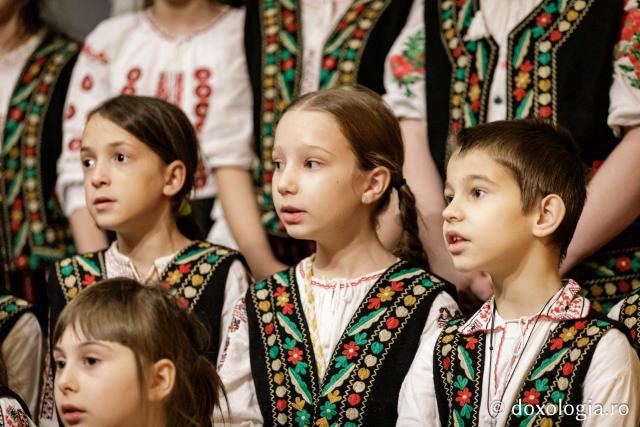 Corul de copii și corul de gospodari din parohia Cozmești – Colindători la Reședința Mitropolitană 2024 (Foto) Corul de copii și corul de gospodari din parohia Cozmești – Colindători la Reședința Mitropolitană 2024