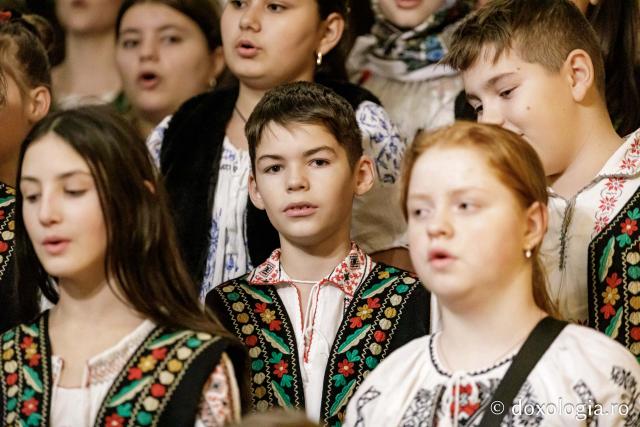 Corul de copii și corul de gospodari din parohia Cozmești – Colindători la Reședința Mitropolitană 2024 (Foto) Corul de copii și corul de gospodari din parohia Cozmești – Colindători la Reședința Mitropolitană 2024