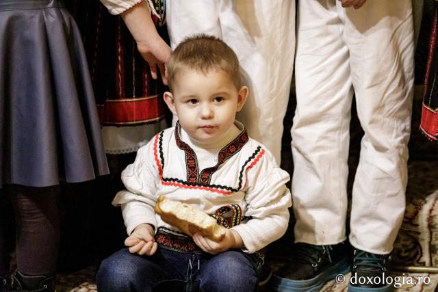 Corul de copii și corul de gospodari din parohia Cozmești – Colindători la Reședința Mitropolitană 2024 (Foto) Corul de copii și corul de gospodari din parohia Cozmești – Colindători la Reședința Mitropolitană 2024