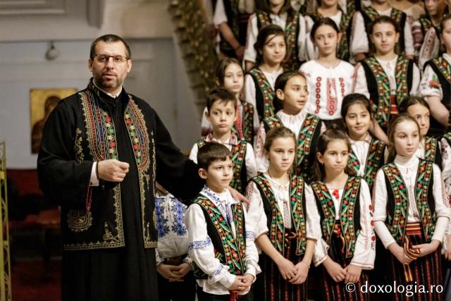 Corul de copii și corul de gospodari din parohia Cozmești – Colindători la Reședința Mitropolitană 2024 (Foto) Corul de copii și corul de gospodari din parohia Cozmești – Colindători la Reședința Mitropolitană 2024
