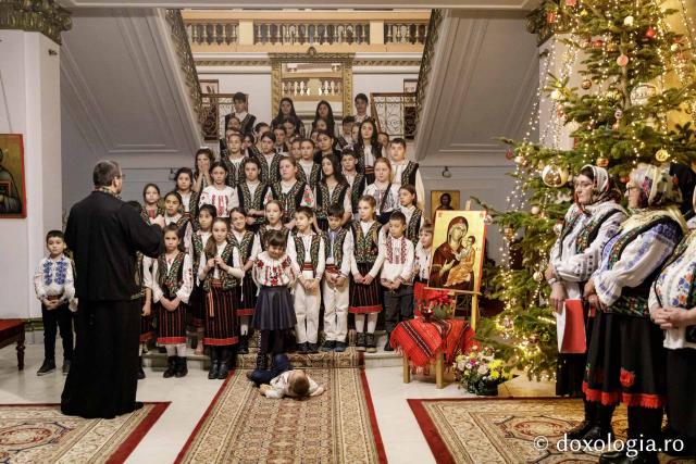 Corul de copii și corul de gospodari din parohia Cozmești – Colindători la Reședința Mitropolitană 2024 (Foto) Corul de copii și corul de gospodari din parohia Cozmești – Colindători la Reședința Mitropolitană 2024