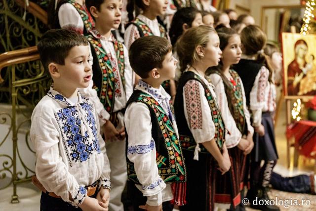 Corul de copii și corul de gospodari din parohia Cozmești – Colindători la Reședința Mitropolitană 2024 (Foto) Corul de copii și corul de gospodari din parohia Cozmești – Colindători la Reședința Mitropolitană 2024