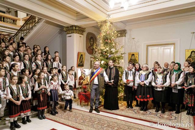 Corul de copii și corul de gospodari din parohia Cozmești – Colindători la Reședința Mitropolitană 2024 (Foto) Corul de copii și corul de gospodari din parohia Cozmești – Colindători la Reședința Mitropolitană 2024