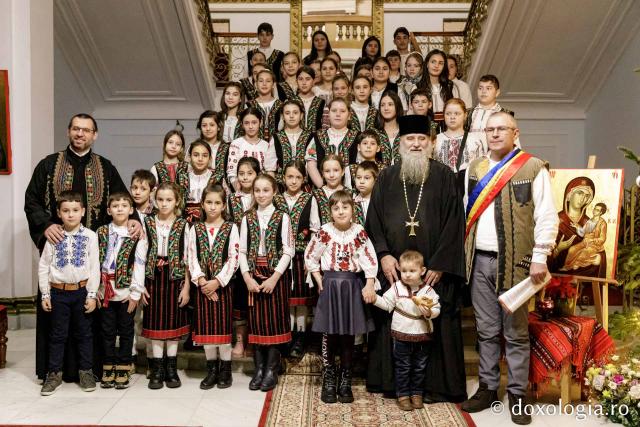 Corul de copii și corul de gospodari din parohia Cozmești – Colindători la Reședința Mitropolitană 2024 (Foto) Corul de copii și corul de gospodari din parohia Cozmești – Colindători la Reședința Mitropolitană 2024