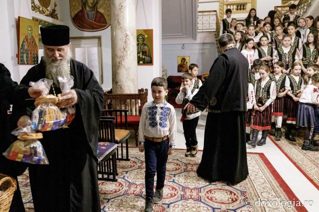 Corul de copii și corul de gospodari din parohia Cozmești – Colindători la Reședința Mitropolitană 2024 (Foto) Corul de copii și corul de gospodari din parohia Cozmești – Colindători la Reședința Mitropolitană 2024