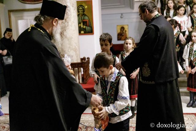Corul de copii și corul de gospodari din parohia Cozmești – Colindători la Reședința Mitropolitană 2024 (Foto) Corul de copii și corul de gospodari din parohia Cozmești – Colindători la Reședința Mitropolitană 2024