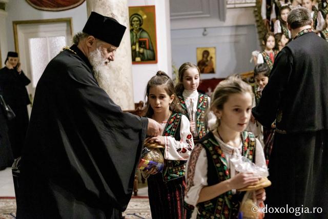 Corul de copii și corul de gospodari din parohia Cozmești – Colindători la Reședința Mitropolitană 2024 (Foto) Corul de copii și corul de gospodari din parohia Cozmești – Colindători la Reședința Mitropolitană 2024